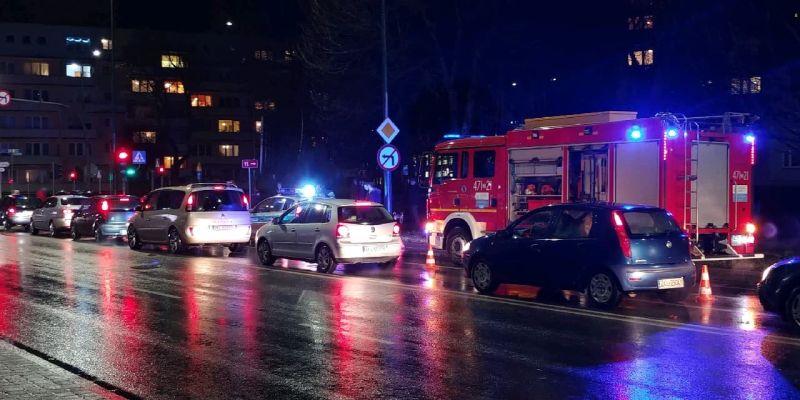 Na skrzyżowaniu zderzyło się kilka samochodów 