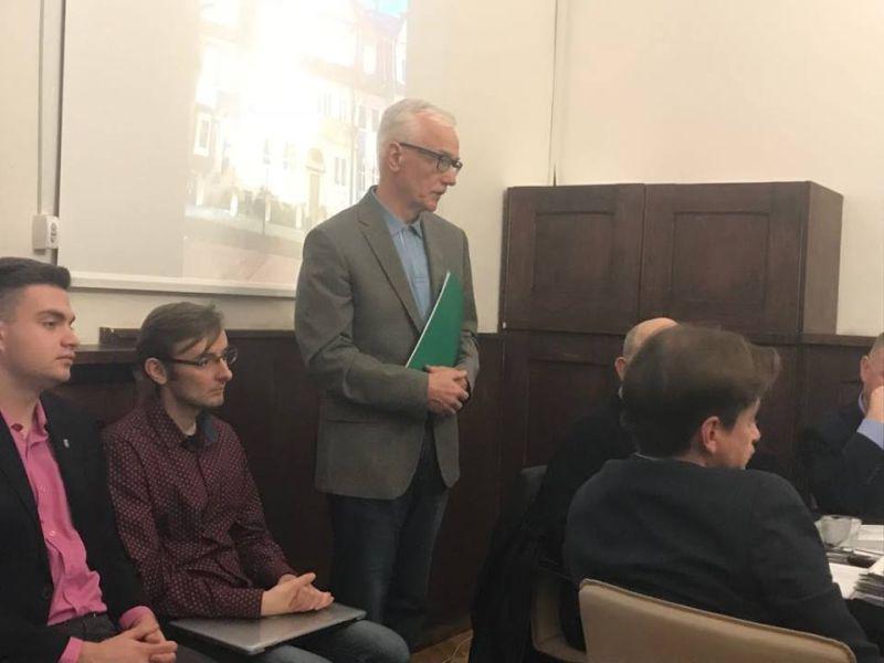 Koalicja PiS-Woźniak krytykuje projekt uchwały o przekazaniu byłego gimnazjum. Będzie na sesji?