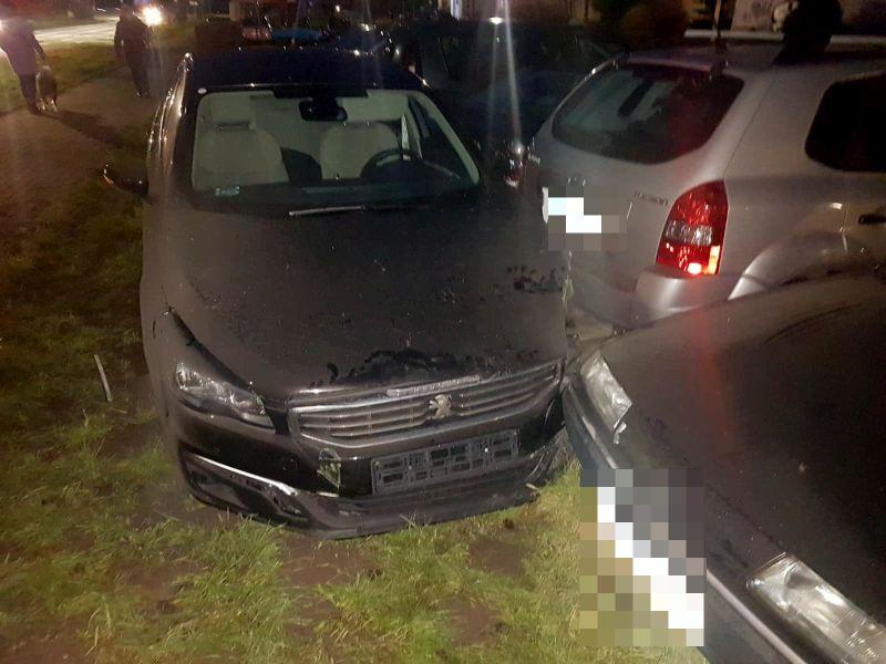 6 aut rozbitych, policjanci uratowali kierowcę 