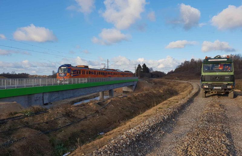 Most kolejowy nad S6 jest już gotowy (video)