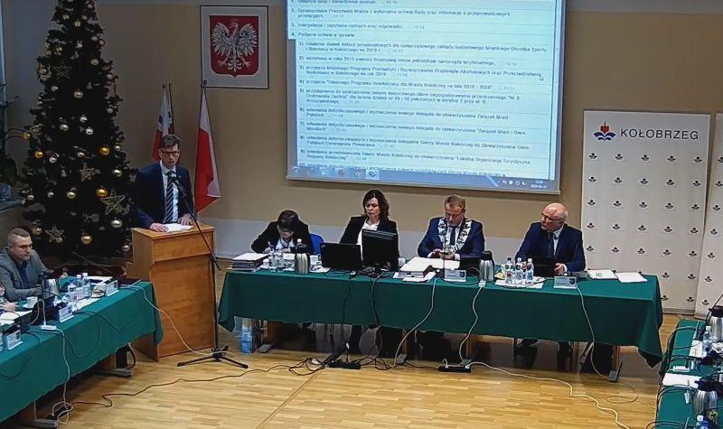 Brawa na sali konferencyjnej. Radni jednogłośnie uchwalili budżet