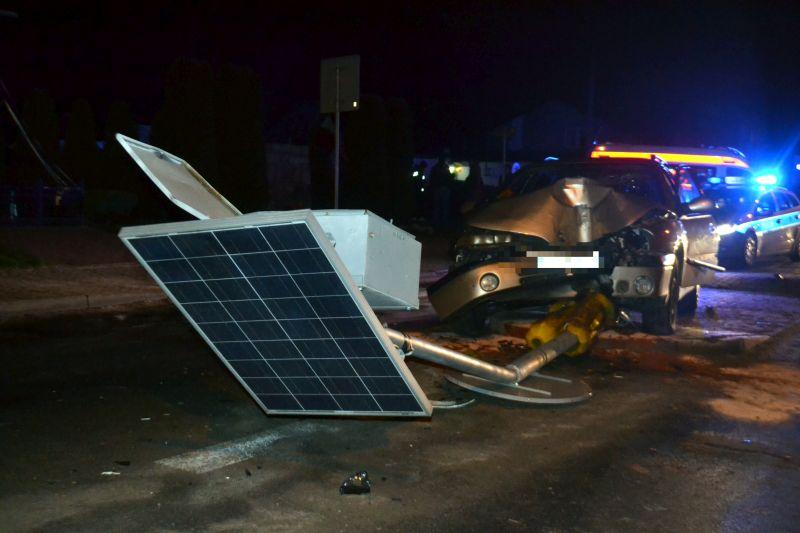 Skosił słup i znaki na przejściu dla pieszych (Foto)