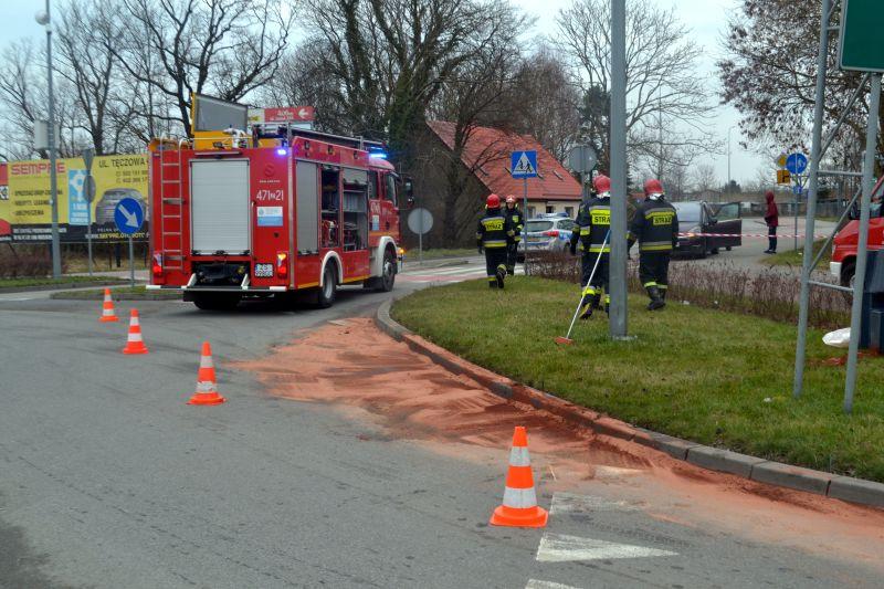 200 litrów paliwa wylało się na drogę i trawnik