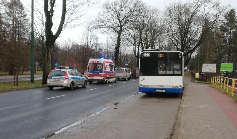 Trzy pojazdy zderzyły się przed przejściem dla pieszych