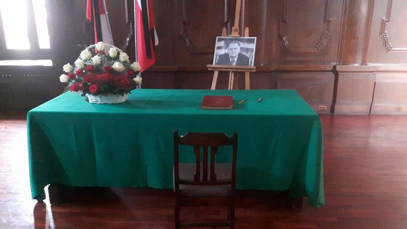 Księga kondolencyjna dla Jana Olszewskiego w kołobrzeskim ratuszu