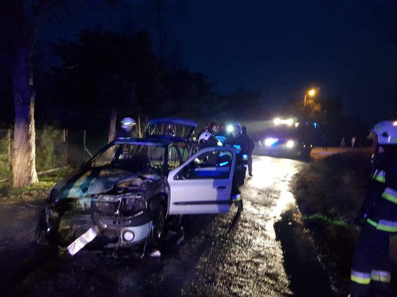 Zapalił się samochód z kierowcą i trójką pasażerów w środku 