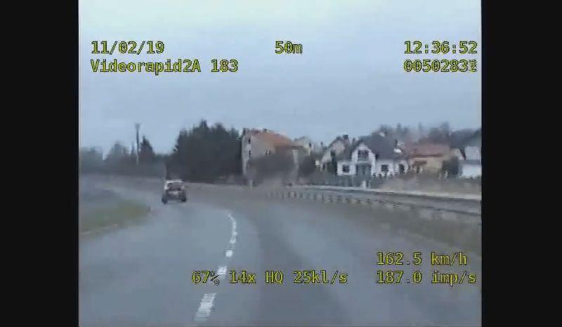 Pędził z prędkością 179km/h w terenie zabudowanym (Video)