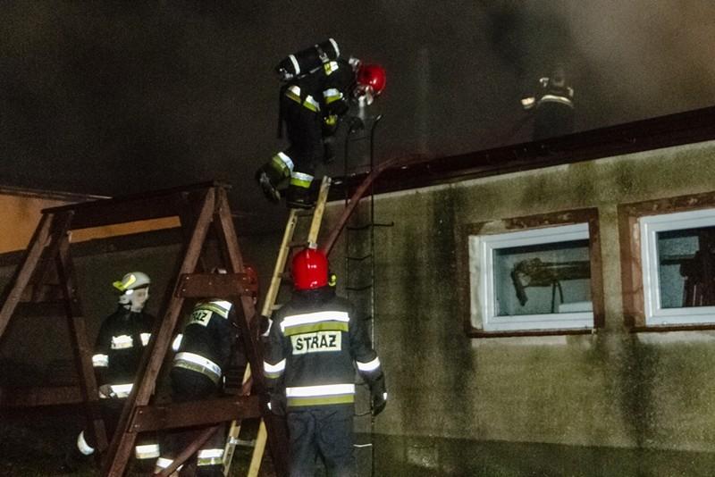 Trudna akcja straży. Spłonęło 5 domków (szczegóły i fotoreportaż)