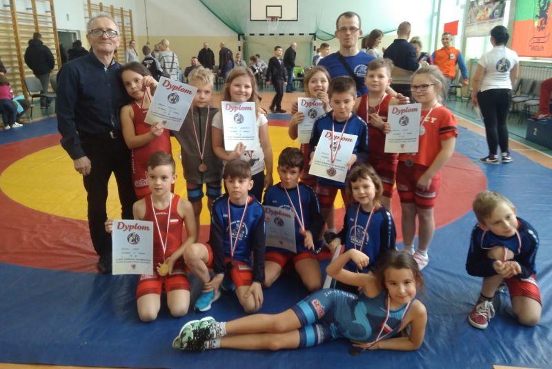 Młodzi zapaśnicy z medalami