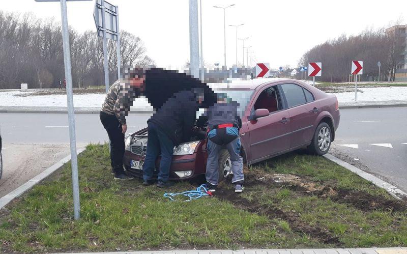 Wypadł z drogi przy rondzie i uderzył w latarnię