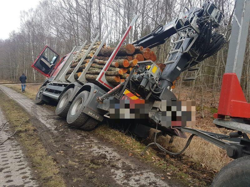 Ciężarówka zsunęła się z drogi 