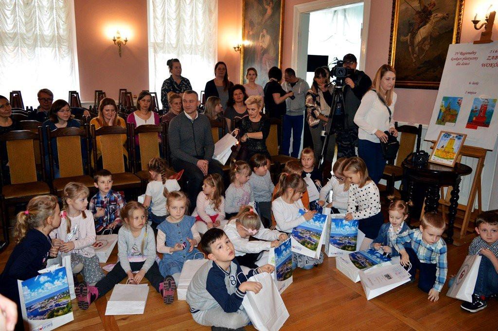 Przedszkolaki malowały zabytki