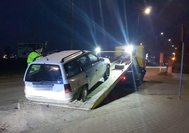 Auto odjechało lawetą, kierowca radiowozem 