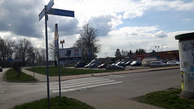 Niemka załatwiła się...do pudełka z cukierkami. Wszystko na oczach pracowników marketu