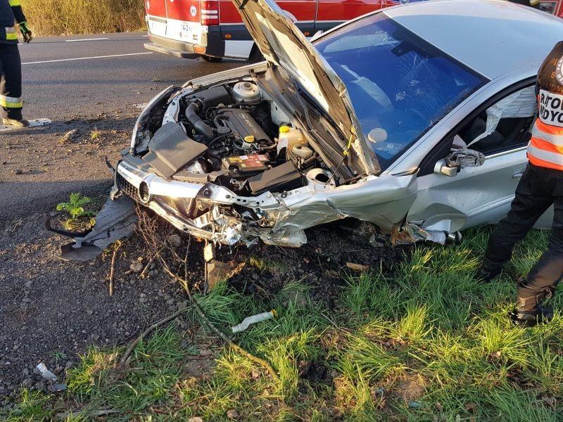 Opel wypadł z drogi i uderzył w drzewo
