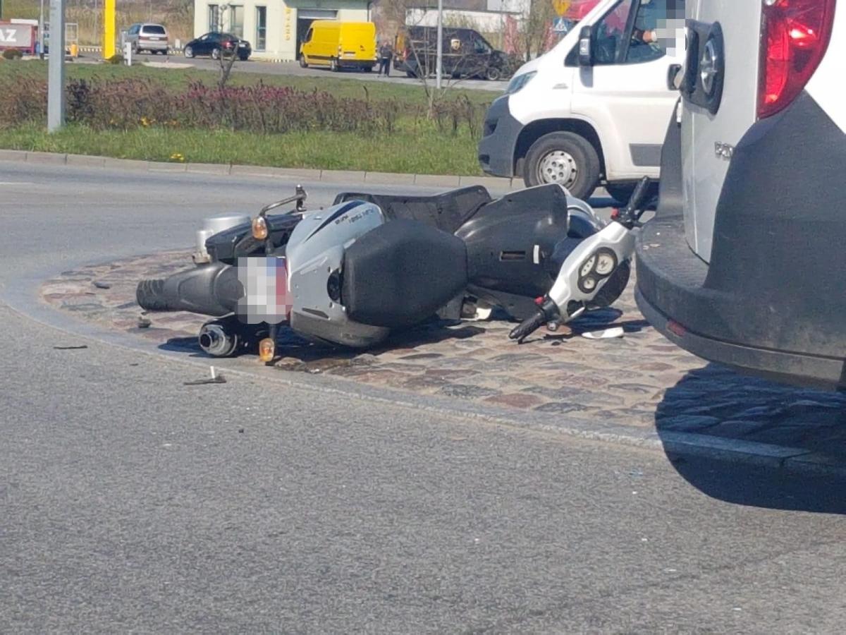 Zderzenie skutera z samochodem
