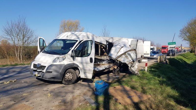Spadająca z przyczepy koparka uderzyła w busa (Foto)
