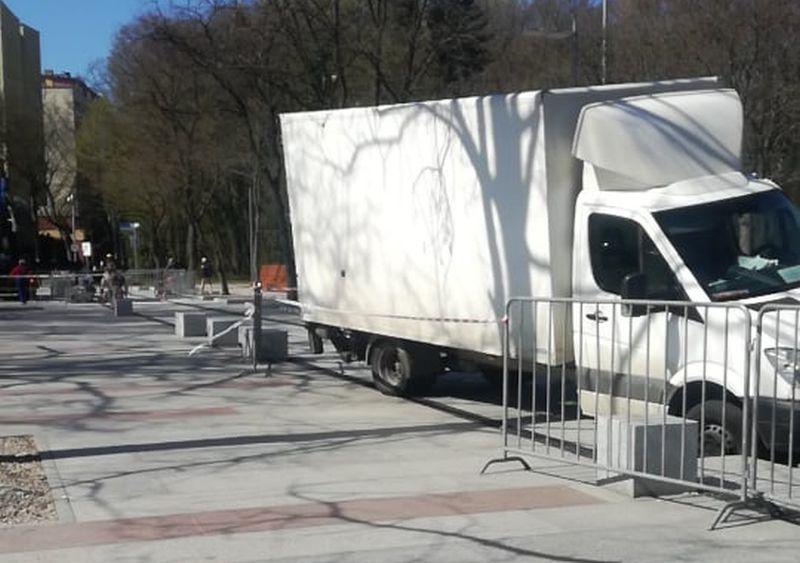 Czwarty mistrz kierowcy wjechał na fontanny