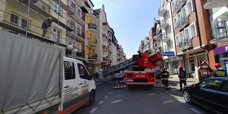 Wiatr uszkodził dach budynku w centrum miasta