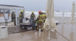 Sztorm na Bałtyku. Woda zalewa beach bary | wideo, zdjęcia