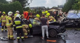Czołówka dwóch samochodów. Młody mężczyzna wycinany z pojazdu | zdjęcia