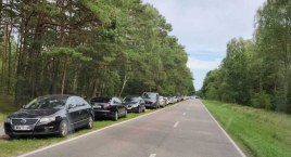 Pełne plaże, pełne parkingi i setki nielegalnie zaparkowanych samochodów | wideo