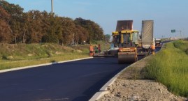 Budowa łącznika z S6. Rozpoczęto wylewanie nawierzchni bitumicznej