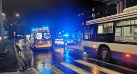 Miejski autobus potrącił kobietę. Zablokowana jest ulica w kierunku centrum