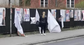 Pozrywane plakaty przy „wyborczym” płocie na Jedności Narodowej