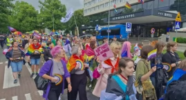 Tęczowa parada przeszła ulicami miasta. Krytykowano rząd, przypomniano postulaty | foto i wideo