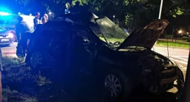 Wypadek w centrum miasta. Nastolatek wjechał w słup sygnalizacji świetlnej