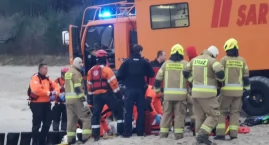 Silny wiatr i fale wywróciły kuter. Akcja ratunkowa w Ustroniu Morskim