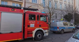 Alarmy bombowe w szkołach. Ewakuacja w dwóch placówkach