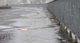 Woda wylewa się na bulwary. Cofka w Kołobrzegu