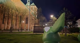 Wielkanocne zające zniszczone. To kolejny taki incydent w centrum miasta