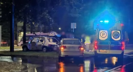 Wypadek przy cmentarzu. Samochód uderzył w drzewo