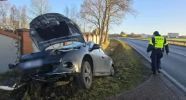 Samochód wypadł z drogi. Policja ustala kto go prowadził