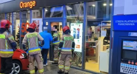 Kobieta wjechała autem w witrynę salonu Orangę. Służby wyjaśniają okoliczności zdarzenia