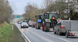 Protest rolników w Kołobrzegu. Ciągniki spowalniały ruch na DW 162