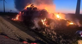 Alarm o 4:45. Ogień strawił baloty siana