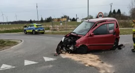 Zderzenie dwóch aut w Gościnie. Jedna osoba trafiła do szpitala