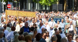 Tysiące wiernych przeszły ulicami Kołobrzegu (zdjęcia)