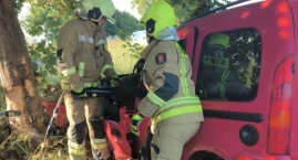 Samochód wjechał w drzewo, kierowca nie przeżyl wypadku