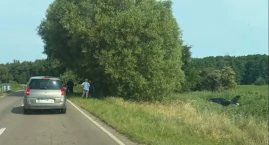 Opel dachował kilkanaście metrów poza drogą. Zderzen&hellip;