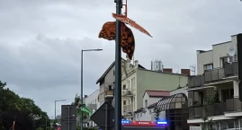 Wiatr łamie motyle. Strażacy usuwają uszkodzone dekoracje