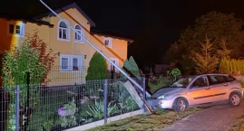 Zamiast skręcić, pojechał prosto. Uszkodził latarnię&hellip;