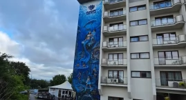 Ściana hotelu zamieniła się w podwodną opowieść. Efe&hellip;
