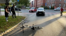 Kamera nagrała potrącenie rowerzysty. Uważajcie na przejazdach rowerowych!