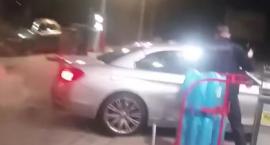 Kobieta wjechała w drzwi stacji paliw. Policja użyła broni (video)