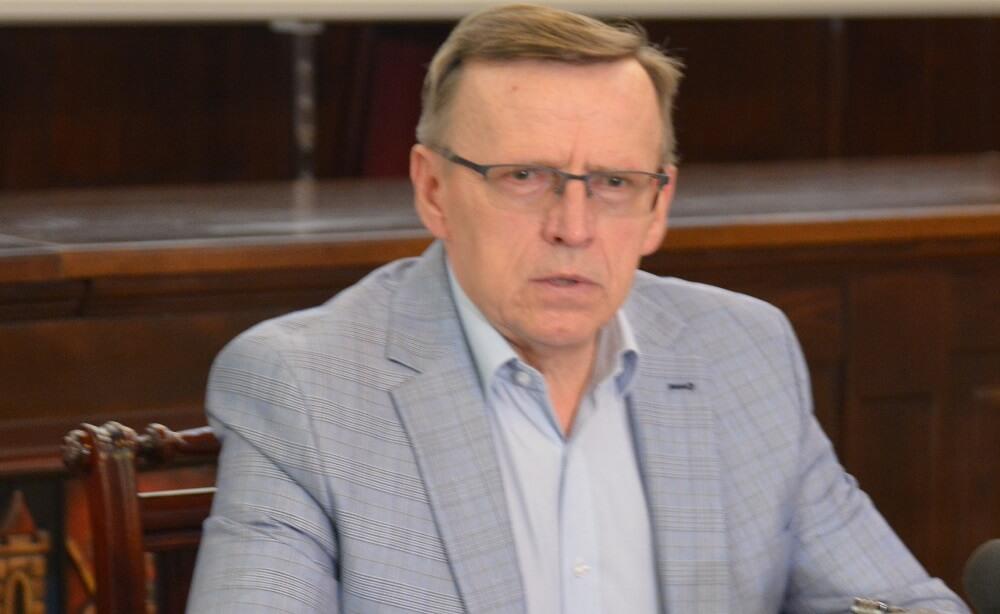 Radni pod ścianą